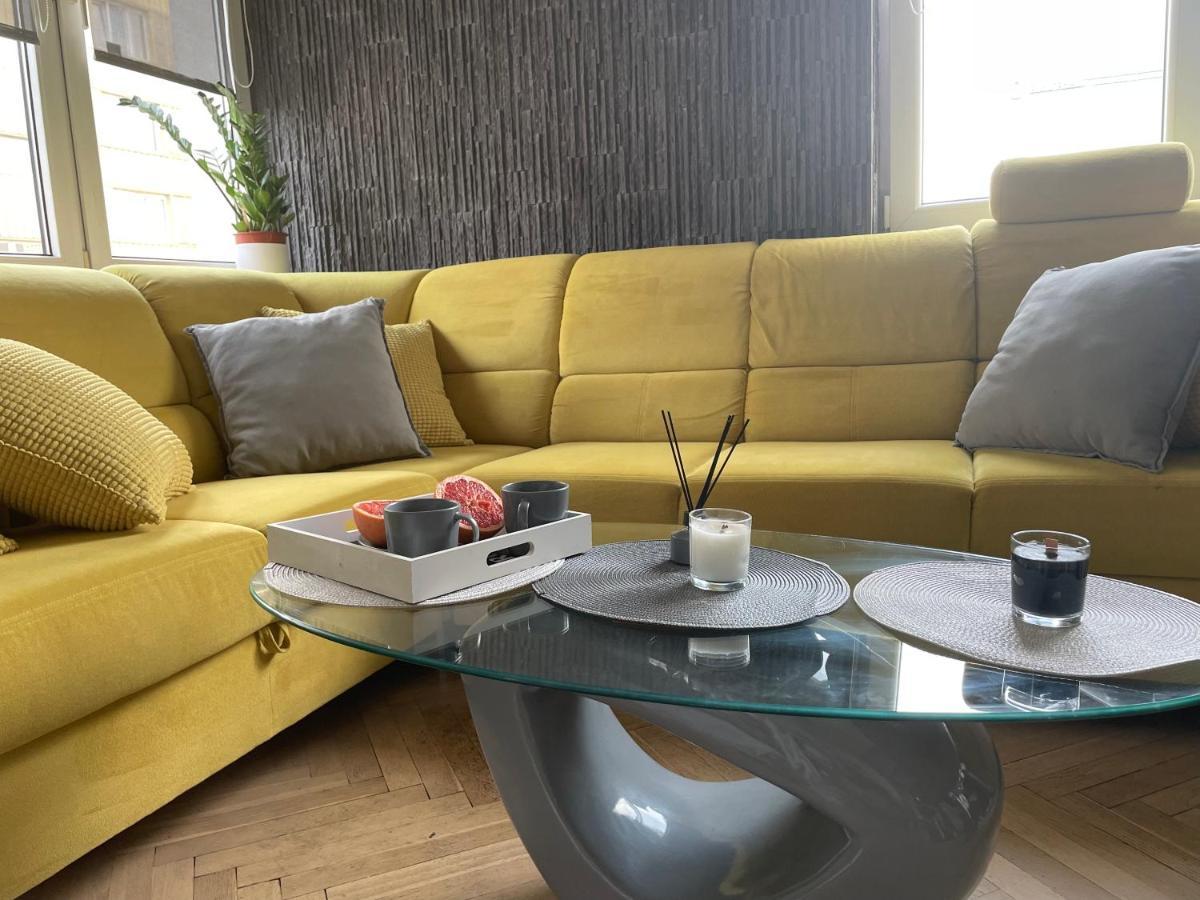 Grey Gucci Apartment City Center وارسو المظهر الخارجي الصورة