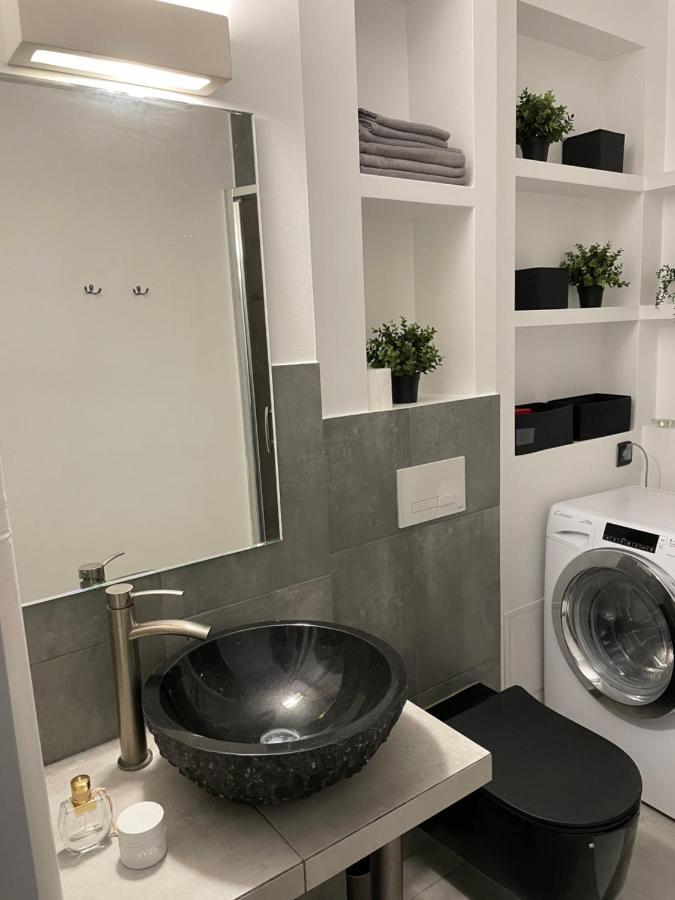 Grey Gucci Apartment City Center وارسو المظهر الخارجي الصورة