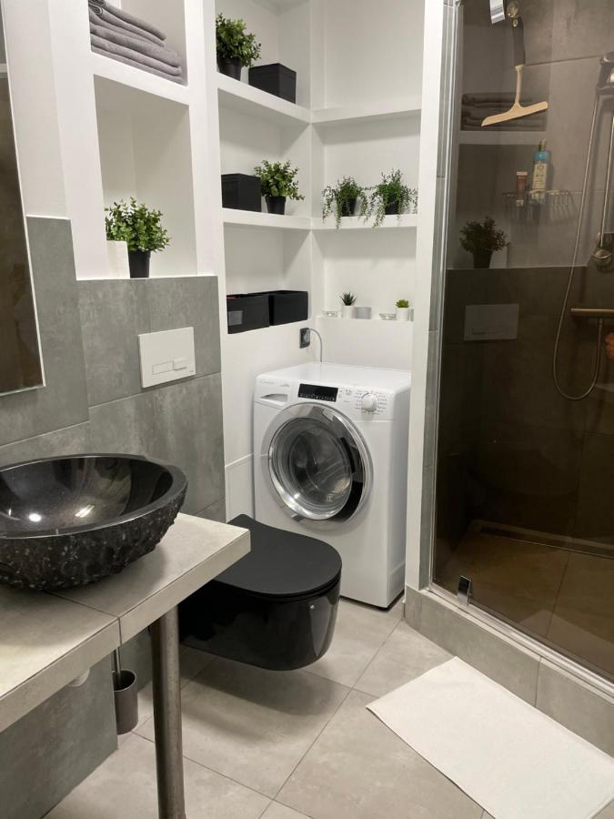 Grey Gucci Apartment City Center وارسو المظهر الخارجي الصورة